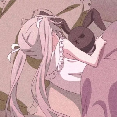动漫女头；他们是邻居，隔着一道矮墙。她喊他泥娃哥，他喊她幺妹。