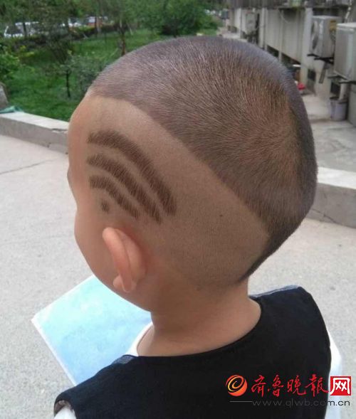 萌娃“六一”发型惹眼 之前的“Wifi”被妈妈没收了