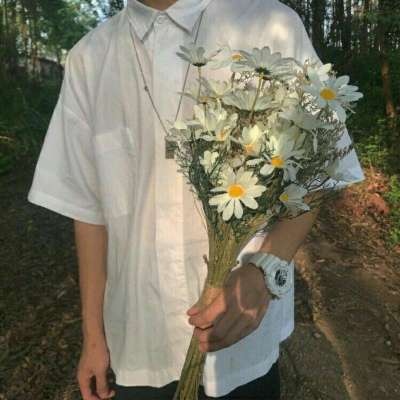 我最心动的瞬间 是你手捧着大束鲜花向我走来