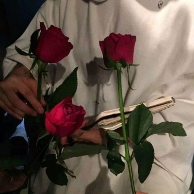 我最心动的瞬间 是你手捧着大束鲜花向我走来
