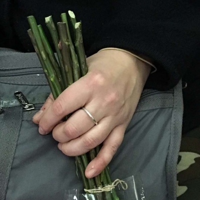 我最心动的瞬间 是你手捧着大束鲜花向我走来