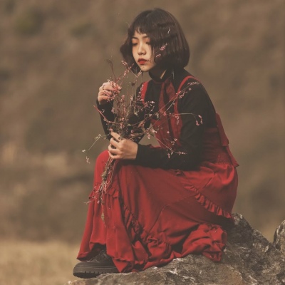 梦晚:意境女头/ 得不到的事物别惦记人生本就不差风雨就别再为己徒增伤悲