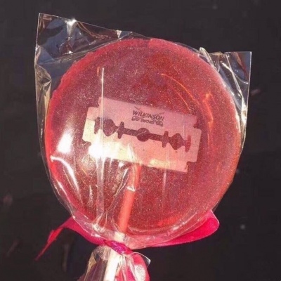 皆甜:红色背景图/我好想采一朵那粉红的云彩，把你放在上面推来推去