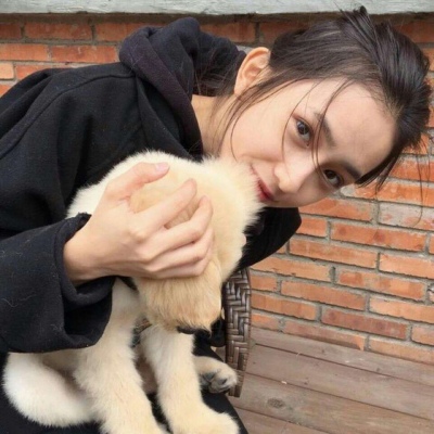 念七 手捧萌物女生可爱精致少女头像