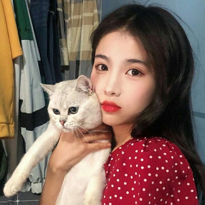 念七 手捧萌物女生可爱精致少女头像