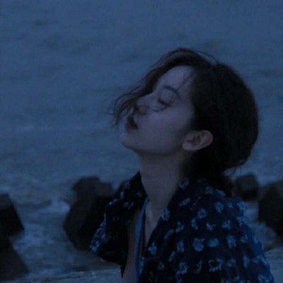 .“终有一天你会静下心来像个局外人一样看自己的故事笑着摆头”