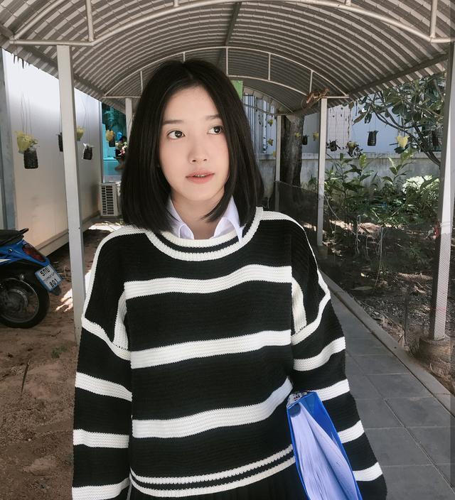 清纯女生发型中分黑色齐肩直发