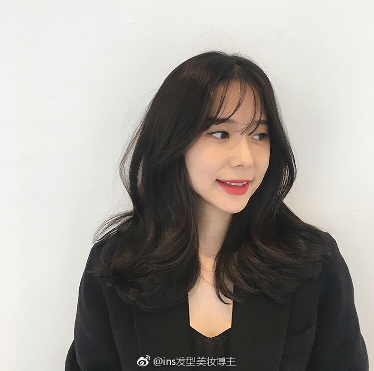 最流行女生发型法式刘海中长发