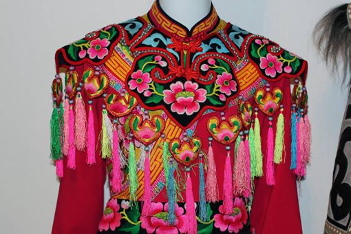 羌族服饰上的各种绣片花纹图案,都属于羌族传统民间工艺美术的范畴,有