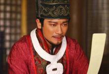 宋朝官员的官服上面为什么会有个白圈?