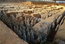 兵马俑中间那个长土堆是干什么用的?里面有什么财宝吗?