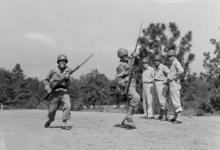 二战一位日本飞行员的作死举动,让10万日本侨民倒了血霉