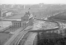 一名东德士兵为何要冒生命危险帮助小男孩翻越柏林墙?