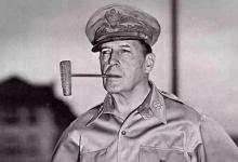 麦克阿瑟是如何羞辱天皇的?