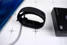 我来分享小米手环5如何开机。