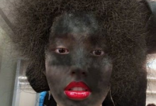 小编分享在抖音中制作黑脸爆炸头的图文教程。