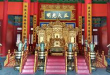 皇帝龙椅金灿灿的,是用什么材料制作的?