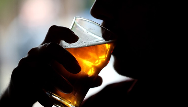 超393万人的全国性研究:常喝酒不但防痴呆,还可提高生活质量