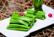 贡菜很绿是染色的吗