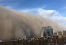 甘肃张掖遭遇沙尘暴沙墙高达百米如何防御沙尘暴？