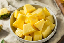 菠萝用盐水泡了24小时还能吃吗