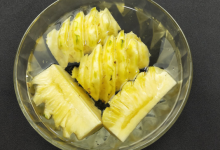 菠萝泡盐水好还是糖水好