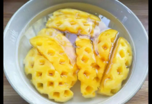 菠萝泡盐水会变甜吗