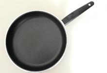 平底锅是生铁好还是熟铁好 平底锅什么材质的好用安全