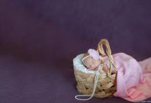 两个月的婴儿在做什么？