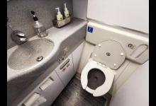 在飞机上上完厕所后，为什么一定不要坐在马桶上冲厕所？