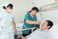 为什么医院不让家属陪护只能请护工？