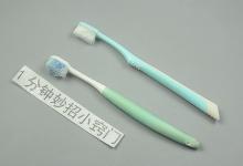 今天才知道，两个牙刷绑在一起放在厨房，真聪明，一年省下好多钱