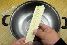煮面条时，最忌开水下锅，大厨教您一招，保准面条爽滑劲道