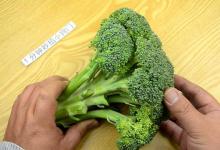西兰花用盐和面粉清洗，相当于吃细菌，学会这招，干净卫生又放心