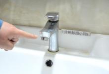 水龙头上绑一根鞋带，作用很多人不知道，解决许多家庭困扰，看看