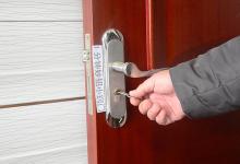 把牙膏涂抹在钥匙上，效果太好了，我也是刚清楚，回家我也试试！