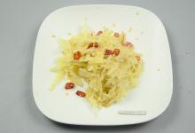 用刀切土豆丝真的很麻烦，只需利用一根筷子，轻松切得细如发丝