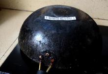 不管锅底油垢多脏多厚，只需撒一把，5分钟去除干净，太实用了