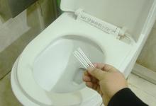 马桶里放个窗帘挂钩，真聪明，解决了全家人的烦恼，学学受用一生