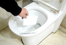 今天才发现，马桶里放张纸巾真厉害，解决全家人的烦恼，涨知识