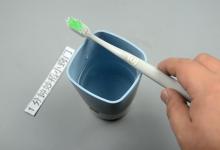 牙齿又臭又黄？别再用手抠，学一招还你大白牙！