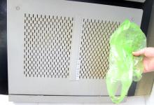 找到一个塑料袋，不管油烟机多油多脏，不用一滴水，立马崭新如初