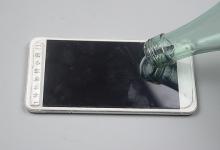 把白酒倒在手机上，一年能省不少钱，有手机的立马看看，又学一招