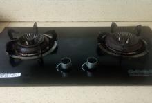 燃气灶的左边不能炒菜？我也是今天刚清楚的，多亏师傅提醒，切记