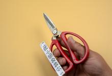 剪刀不管有多钝，铁匠师傅教你一招，放碗里泡一泡，剪刀锋利如新