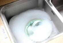 厨房下水道倒一碗水，实用，下水道不脏不堵也不臭，早知早受益