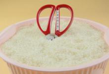 抓紧把剪刀插进大米里，真是厉害了，现在清楚还不迟，叮嘱家人们