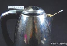 把棉签插在电热水壶上，太实用了，废旧的电热水壶再也不扔了