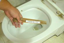 筷子放进厕所里面，解决很多家庭的烦恼，早学会了早受益