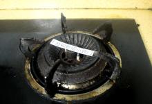 往燃气灶上倒点白醋，解决家家户户都有的一大烦恼，学会受用终生